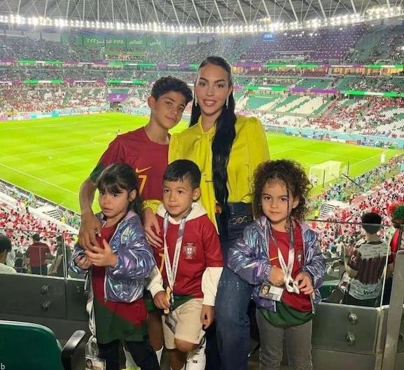 دوست دختر کریس رونالدو به همراه فرزندانش در ورزشگاه جام جهانی قطر (عکس)